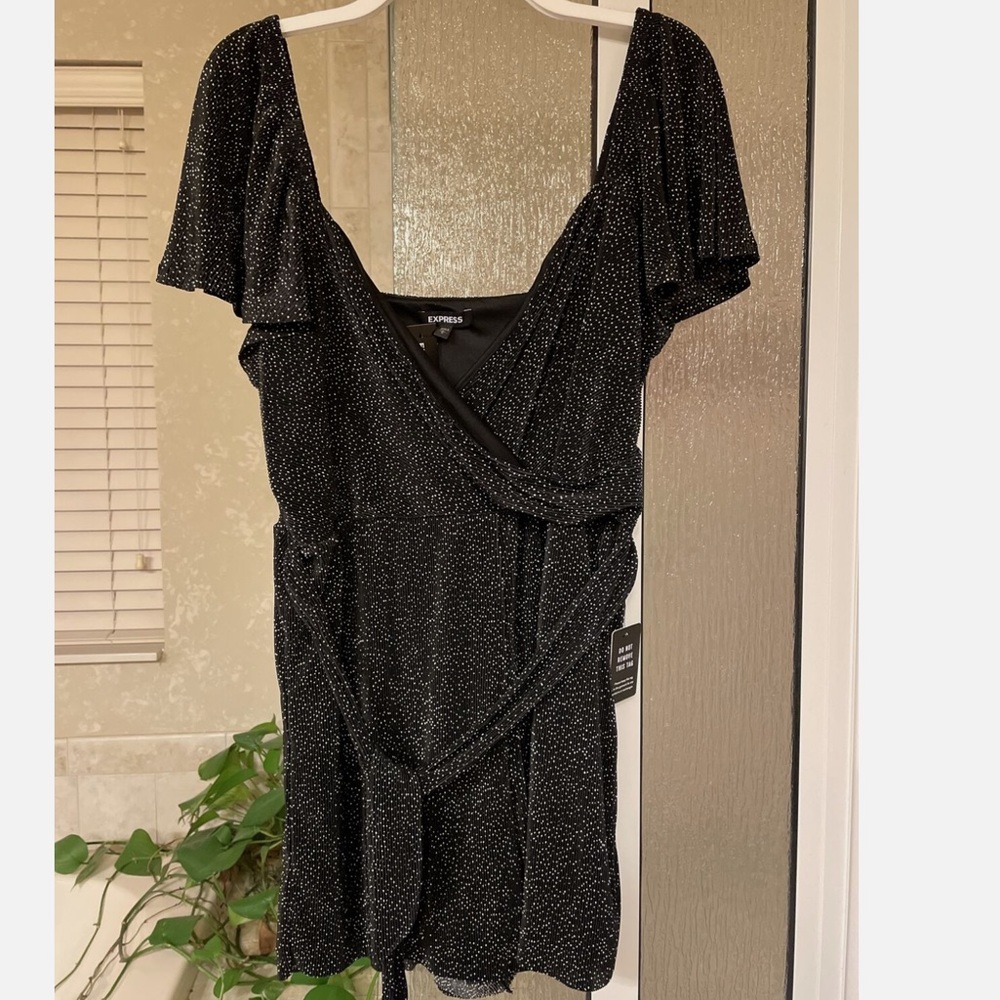 ❤️❤️ Express Pleated Wrap Front Short Sleeve Tied Romper Black White Print❤️❤️ - Picture 5 of 6